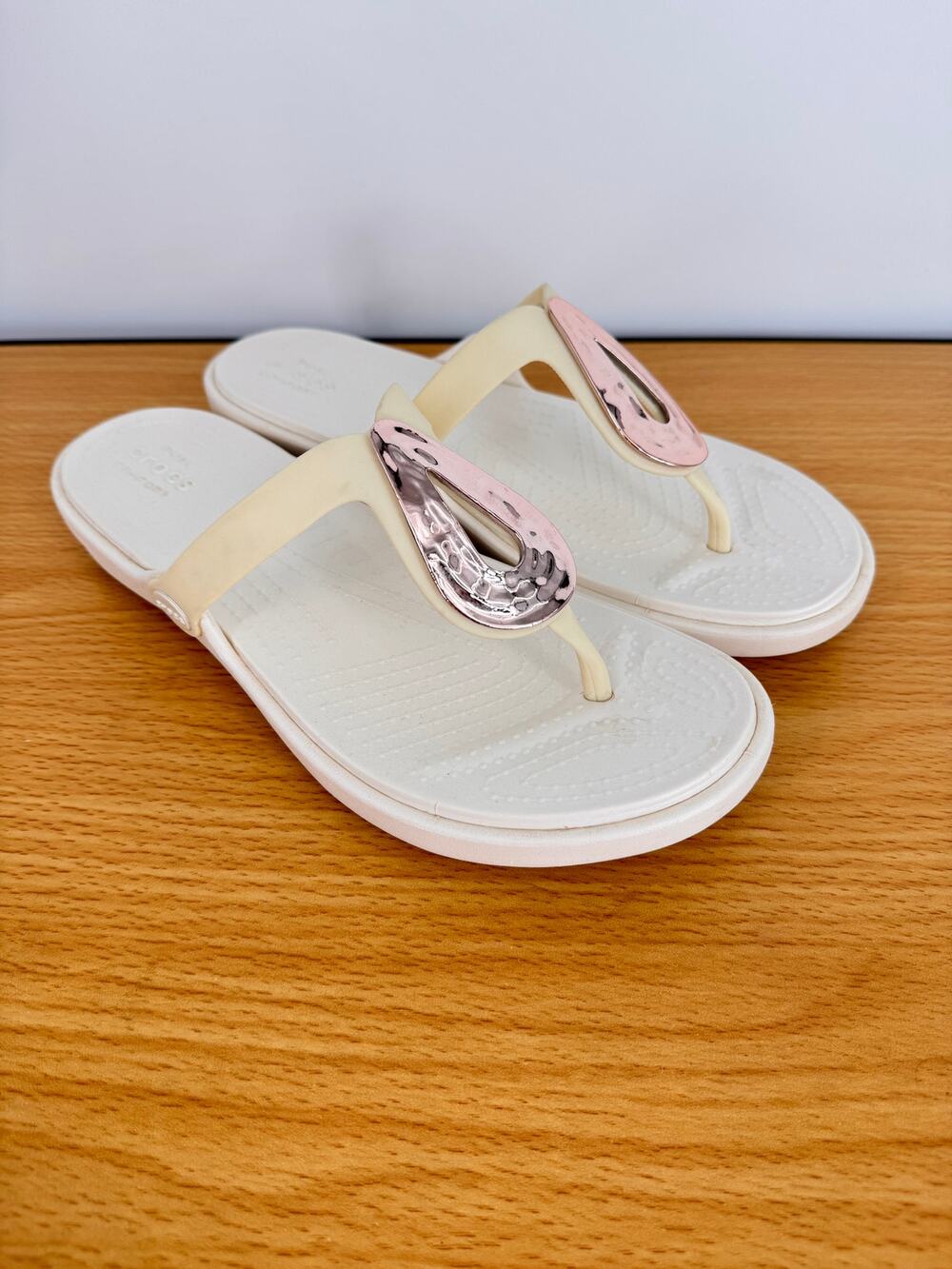 Crocs Sanrah sandals women's 9 liquid metallic flip flop white rose gold comfort